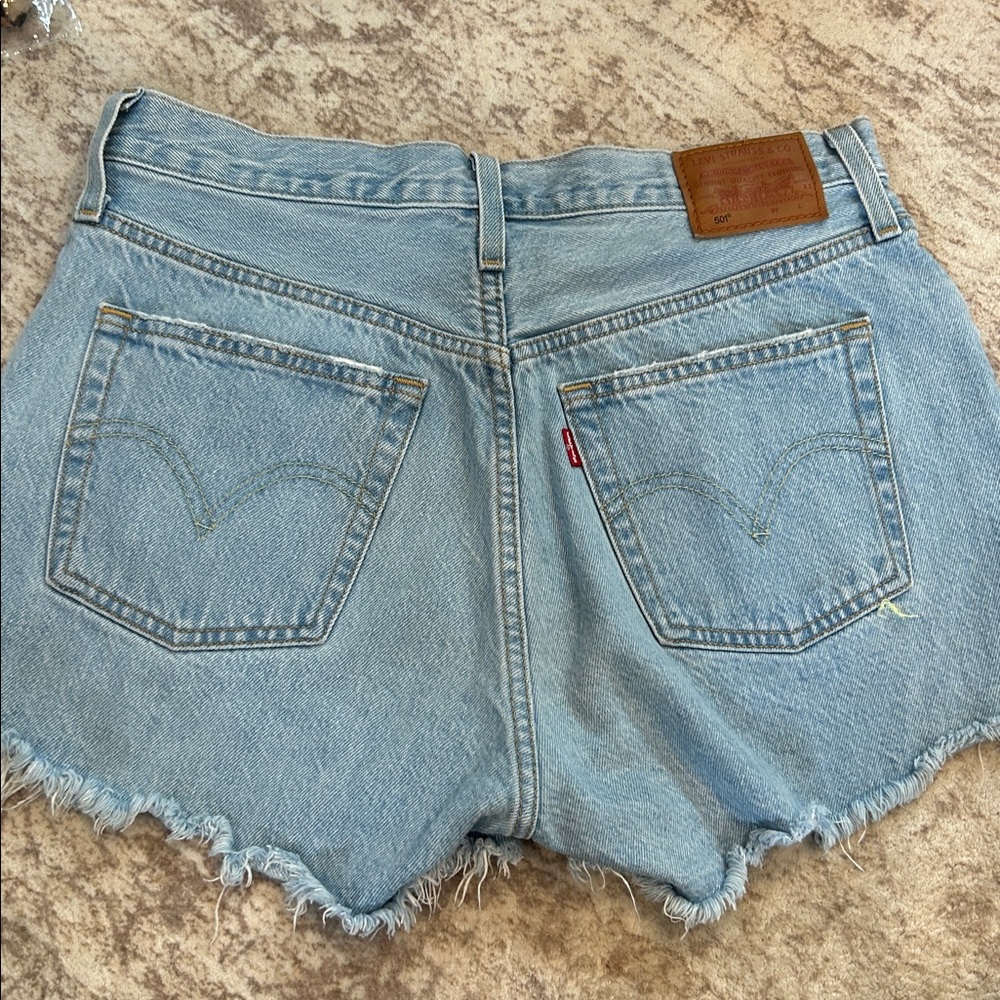Levi's 501 Original Cut-Off Denim Shorts, featuring a classic button fly size 29 - Picture 4 of 9